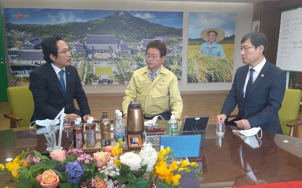 최대집 의협회장이 2일 이철우 경북도지사를 만나 코로나 19 상황에 대한 이야기를 나눴다. 대한의사협회 제공