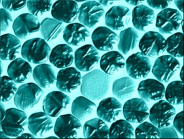 Northwestern University Center of Cancer Nanotechnology Excellence (NU-CCNE)의 연구원들은 나노 기술을 사용하여 암에 대한 고감도 진단 시스템을 개발하고 있다. 투과 전자 현미경으로 찍은 위의 이미지는 2차원 초격자로 조립된 DNA 기능화된 금 나노 입자를 보여준다. DNA 기능화된 금 나노 입자는 Mirkin 그룹이 개발 한 다양한 고감도 생체 진단 시스템에 사용되고 있다. 출처 미국립암연구소