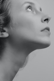 대부분의 후두암은 성대에서 시작되기 때문에 목소리의 변화는 중요하고 눈에 띄는 조기 경고 증상이다.