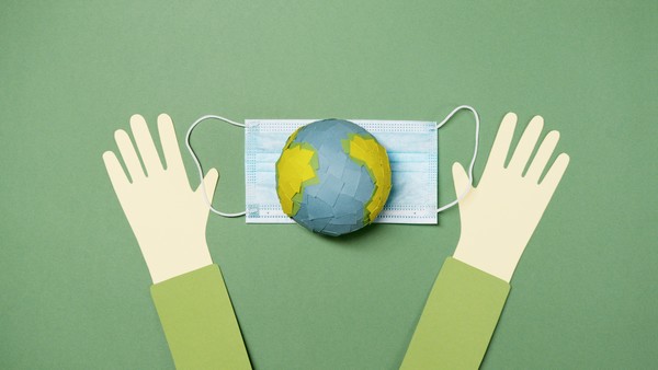 폐렴은 사람에서 사람으로 전파될 수 있지만 다른 요인에 의해서도 발생할 수 있다. 다른 전염성 호흡기 질환과 마찬가지로 폐렴을 유발하는 바이러스와 박테리아는 감염된 사람이 기침이나 재채기를 할 때 확산되어 세균으로 가득 찬 비말을 공기 중으로 방출할 수 있다.  