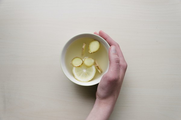 레몬과 생강은 집중력과 인지력 향상에 도움이 될 수 있다. 일부 연구에 따르면 생강은 신경을 진정시키고 기분을 개선하는데 탁월하기 때문에 중년 여성의 잠재적인 인지 향상제로 쓰일 수 있다. 