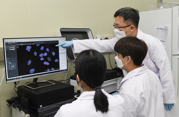 KRISS 연구진이 세포를 발암물질에 노출 후 DNA 손상을 확인하고 있다. 연구팀 제공