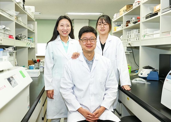 영남대학교 의생명공학과 연구팀(왼쪽부터 황주영 연구원, 진준오 교수, 안은경 연구원 