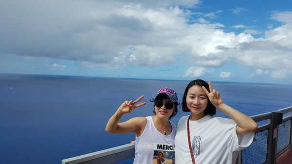 난소암 3기에서 완치된 윤옥경 씨가 환하게 웃고 있다. (왼쪽)