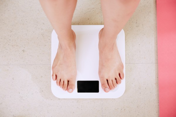영양 불량으로 살이 빠지면 근육량이 감소하고 전신 단백질량이 줄어든다. 단백질은 신체의 조직이나 면역에 관련된 물질의 재료가 되기 때문에 그것이 적어지면 체력이나 면역 기능이 저하되어 암의 진행을 촉진할 뿐만 아니라 감염 병 등이 발생하기 쉬워진다. 