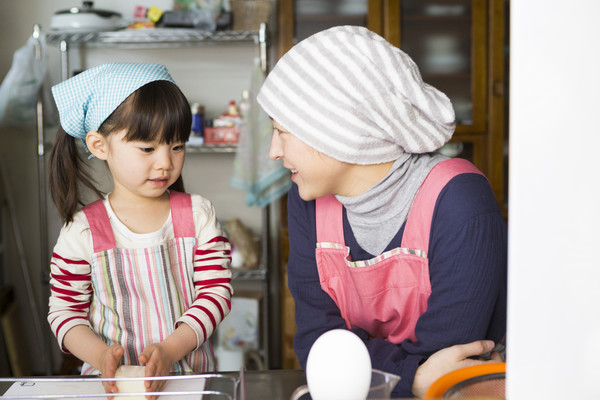 엄마 치에는 어린 딸 하나에게 미소시루 만드는 법을 가르친다. 영화 이미지