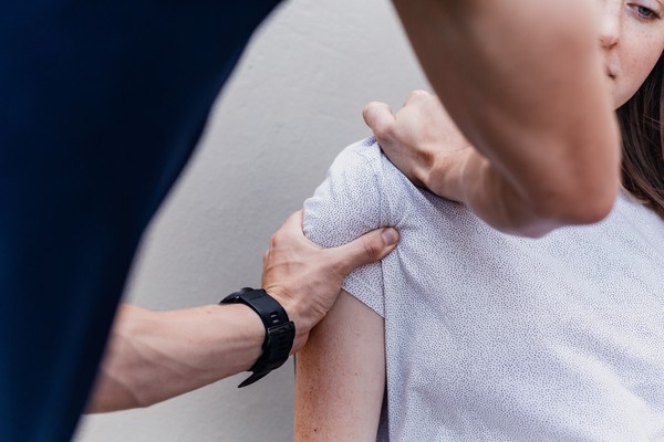 편마비는 우뇌 또는 좌뇌의 신경장애로 인해 운동 기능에 영향을 미치는 경우가 많아요. 좌우 뇌는 몸의 반대쪽의 움직임을 담당하고 있기에 우뇌 손상은 좌마비, 좌뇌 손상은 우마비를 일으켜요. 
