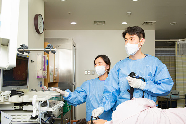 중앙대학교병원 암센터 박재용 소화기내과 교수가 위내시경을 실시하고 있다. 출처 중앙대학교병원