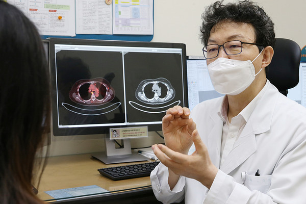 서울아산병원 유방암센터 김성배 소장이 유방암이 재발한 환자를 진료하고 있다. 출처 서울아산병원
