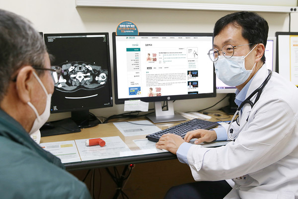 서울아산병원 호흡기내과 이세원 교수가 만성폐쇄성폐질환(COPD) 환자를 진료하고 있다. 출처 서울아산병원
