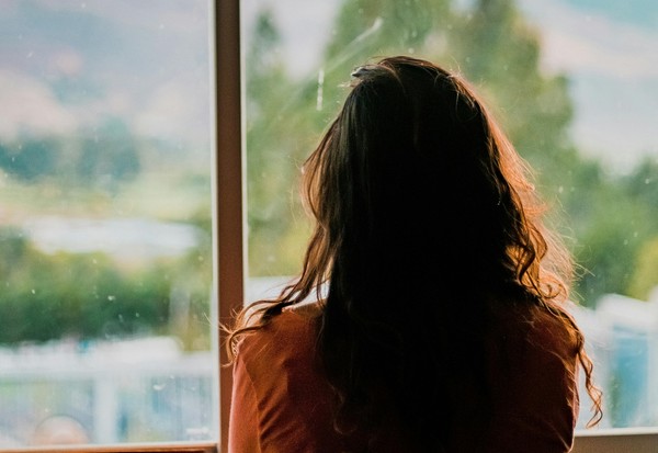 외로움을 많이 느끼는 암 생존자는 그렇지 않은 암 생존자보다 사망위험이 60%이상 높다는 연구결과가 나왔다. 출처 펙셀