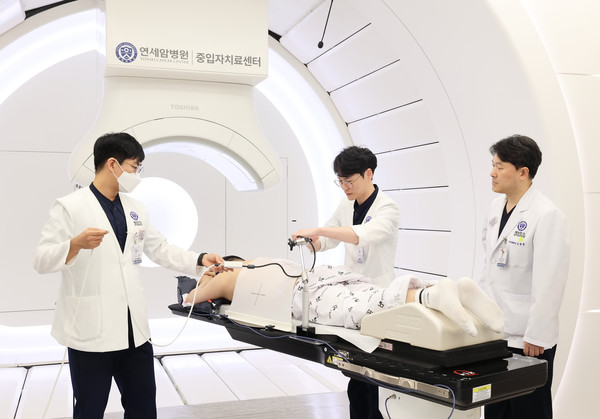 금웅섭 교수와 의료진이 정확한 치료를 위해 장비를 조정하고 있다. 출처 연세암병원