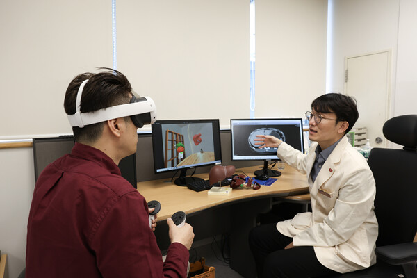삼성서울병원 이식외과 유진수 교수가 간암 수술을 앞둔 환자에게 VR 플랫폼을 이용해 수술 전 교육을 진행하고 있다. 출처 삼성서울병원