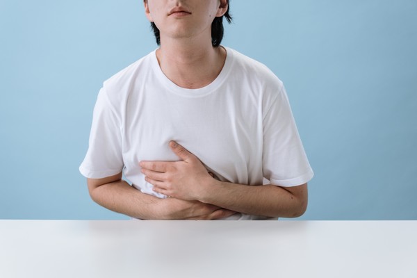 만성 속쓰림이 있는 대부분의 사람들은 일반적으로 심각한 문제가 없다. 처방전 없이 구입할 수 있는 제산제를 사용했음에도 불구하고 만성 또는 지속 증상으로 고통 받는 사람들은 상부 위장관 내시경 검사가 필요할 수 있다. 이 같은 증상은 식도암이나 위암의 징후일 수 있다. 