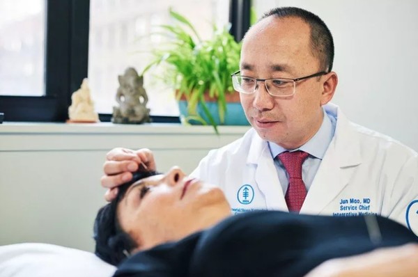 침술과 인지행동 치료는 불면증이 있는 암 생존자에게 도움이 될 수 있다. 출처 : 슬론케터링 암센터 